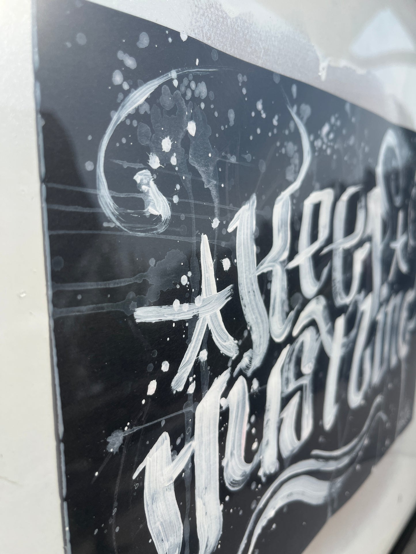 Keep Hustling Calligraffiti wit op zwart A4 ingelijst 50x 40 cm