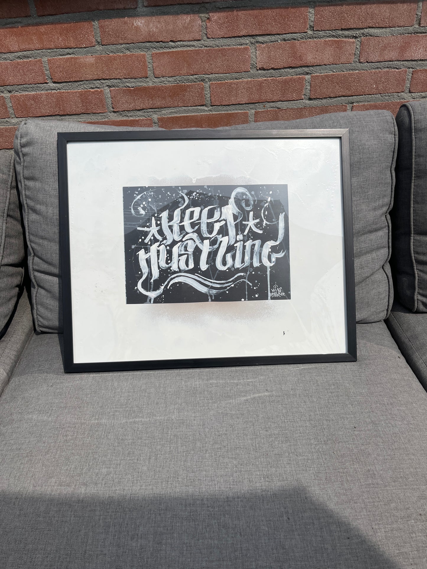 Keep Hustling Calligraffiti wit op zwart A4 ingelijst 50x 40 cm