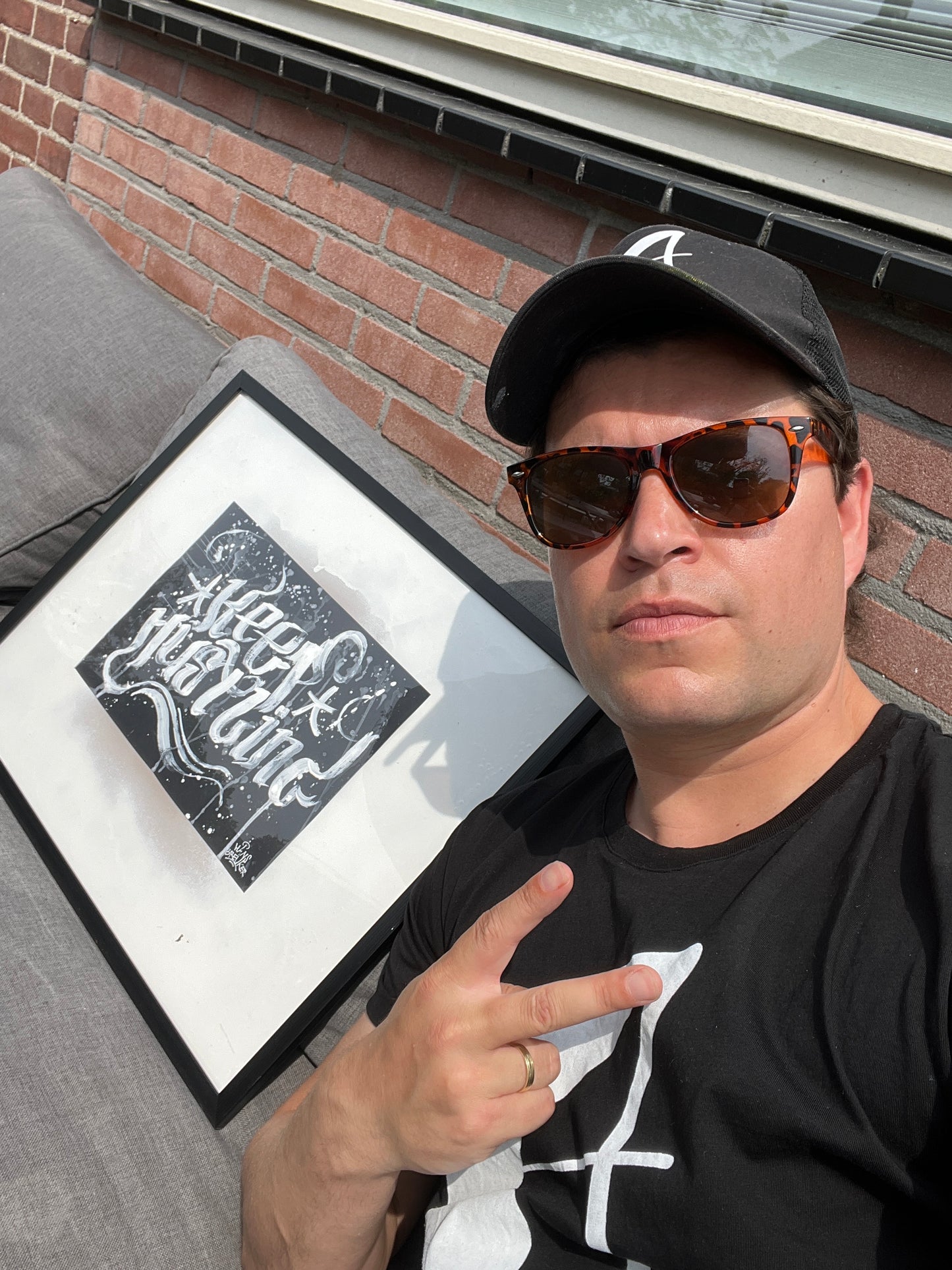 Keep Hustling Calligraffiti wit op zwart A4 ingelijst 50x 40 cm