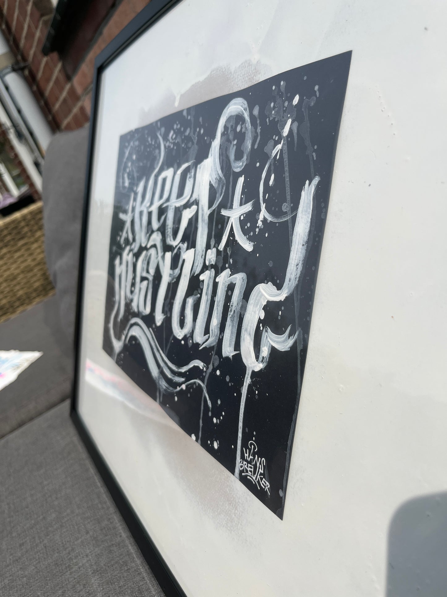 Keep Hustling Calligraffiti wit op zwart A4 ingelijst 50x 40 cm
