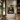 Mona Lisa, keep smiling wining and dining in een kantoorlobby