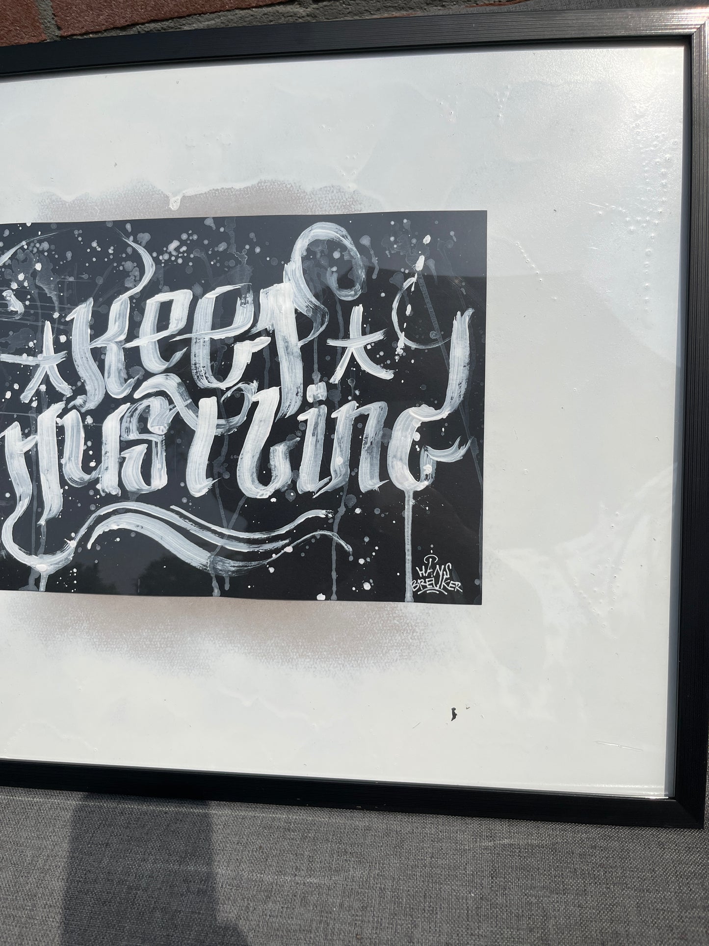Keep Hustling Calligraffiti wit op zwart A4 ingelijst 50x 40 cm