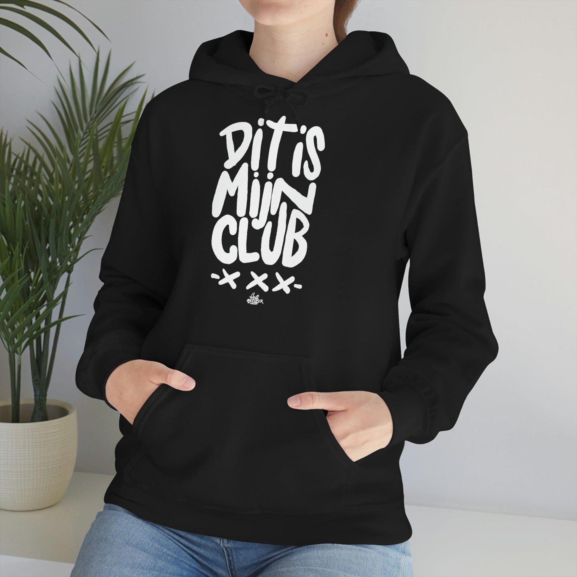 Dit is mijn club. Ajax Amsterdam fan hoodie. Beschikbaar in alle maten en kleuren. Witte handgeschreven letters. - Hans Breuker